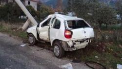 Muğla'da bir otomobil elektrik direğine çarptı