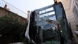 Muğla'da halk otobüsü sitenin duvarını yıktı