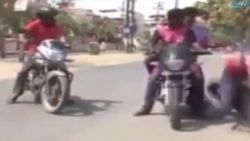 Röportaj yapan muhabire motosiklet çarptı İZLE