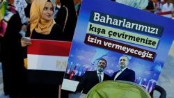İstanbul'da Mursi'yi yedirmeyiz sloganları