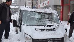 Çatıdan düşen kar otomobili kullanılamaz hale getirdi