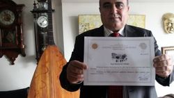 Çöpte bulunan tarihi eserleri müzeye teslim etti