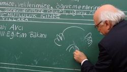 Nabi Avcı tahtaya kendi karitarünü çizdi