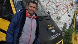 Saati soranlara kızan İzmirli sokağa saat astı