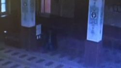 Caminin yardım kutusunu çalan adam namaz kıldı İZLE