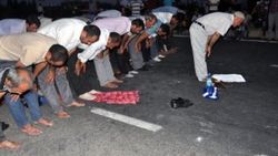 Mardinli çiftçiler eylemlerine namaz arası verdi