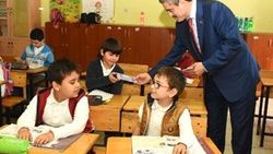 Belediye başkanından çocuklara tatil hediyesi