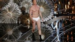 Neil Patrick Harris sahneye iç çamaşırıyla çıktı
