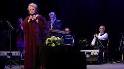 Neşe Karaböcek Üsküdar'da hayranlarıyla buluştu