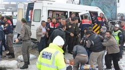 Nevşehir'de öğretmen servisi ile yolcu otobüsü çarpıştı