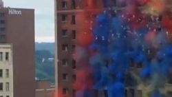 New York'taki 100 yıllık otelin yıkım anı İZLE