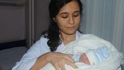 Merdiven boşluğunda yeni doğmuş bebek bulundu