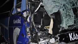 Niğde'de yolcu otobüsü kamyon ile çarpıştı: 7 yaralı