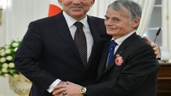 Cumhurbaşkanı Gül nişanı elleriyle taktı