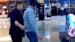 3D gözlüğe kendini fazla kaptıran adam İZLE