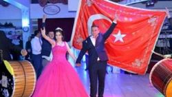 Nişan töreninde şehitler için saygı duruşu