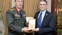 Aziz Sancar Nobel ödülünü Orgeneral Akar’a teslim etti