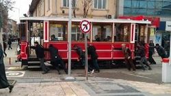 Nostaljik tramvay bozulunca vatandaş itti