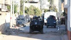 Nusaybin'de polise roketatarlı saldırı: 3 yaralı