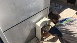 Doğalgaz kaçağını ateşle kontrol etmeye çalıştı