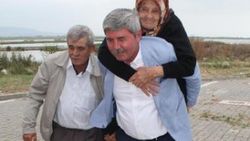 CHP'li vekil annesini oy vermeye sırtında götürdü