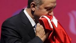 Erdoğan'ın ATO toplantısında öptüğü Türk bayrağının sırrı