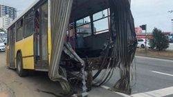Seyir halindeki otobüs ikiye bölündü