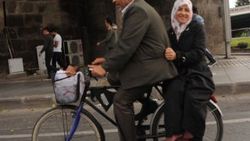 Kayseri'de 3 aylık bebeği bisikletin sepetinde taşıdılar