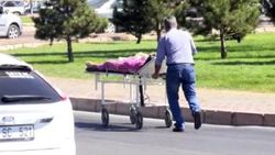 Sedyeyle caddeye çıkarılan kadın hastanede hayatını kaybetti