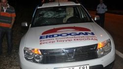 Adana'da Başbakan Erdoğan'ın seçim aracına saldırdılar