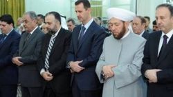 Esad bayram namazında görüntülendi