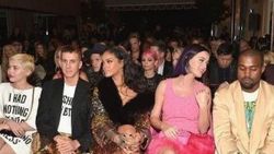 Katy Perry ödül törenine plaj terliğiyle geldi