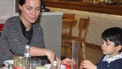 Oğlu Pars Ebru Şallı'ya laf ettirmedi