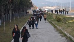 Öğrenciler minibüslere zammı yürüyerek protesto etti