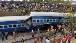 Hindistan'da tren raydan çıktı: 11 ölü 42 yaralı