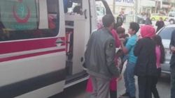 Balkondan atılan kebap şişi kafasına saplandı