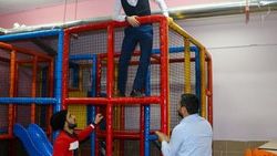 Okul sığınağını oyun parkına dönüştürdüler