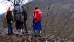 Okumak için 2 km yürüyorlar