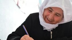 77 yaşında okur yazar oldu