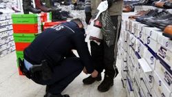 Polisten engelli sığınmacıya destek