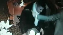 Onur Özbizerdik hapisten çıkar çıkmaz adam vurdu İZLE