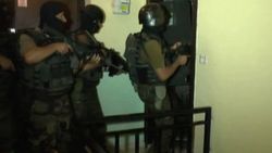 34 kişinin gözaltına alındığı operasyon kamerada İZLE