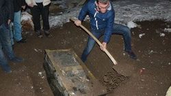 Açamadıkları kasayı kumsala gömdüler