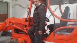 42 yıllık usta ekskavatör yaptı