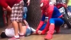Hırsızı Örümcek Adam yakaladı İZLE