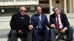 Baydemir İzmirlileri güllerle karşıladı