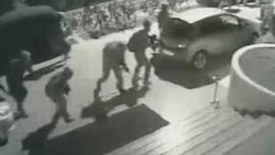 Marmaris'te kelepçelenen polisleri garson kurtardı