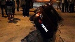 Gaziantep'te bir otomobil doğalgaz çukuruna düştü