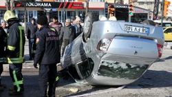 Sivas'ta sürücüsünün tansiyonu düşen otomobil ters döndü