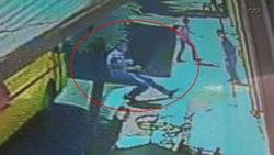 Sara nöbeti geçiren genç otobüsün altında kaldı İZLE